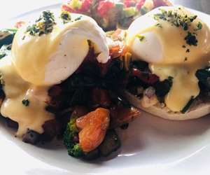 eggs benedict with spinach